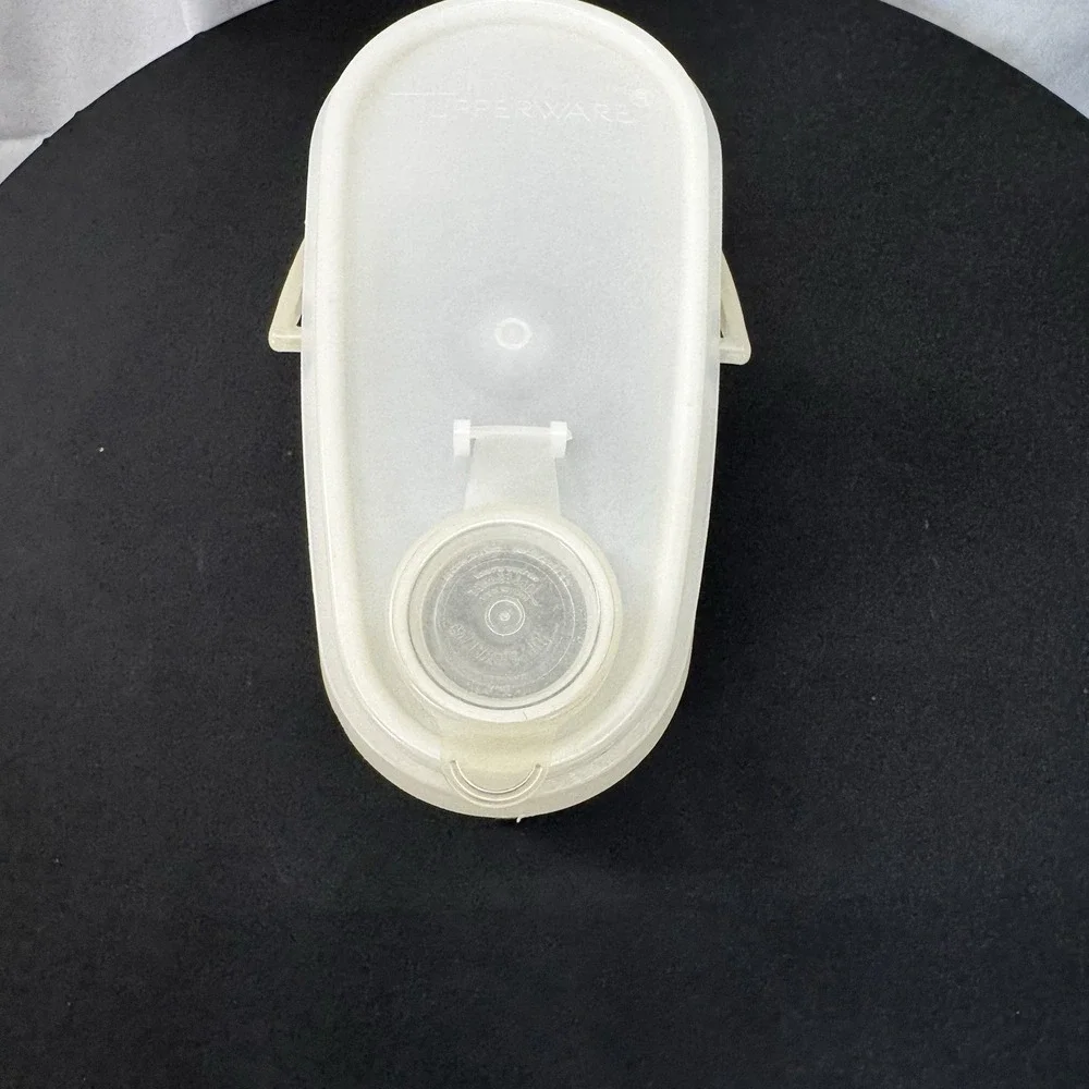 Vintage Tupperware 587–2 pour‎ in store with handle 2 qt